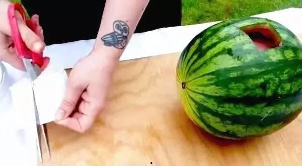 地位高低从吃瓜上看出来,吃瓜群众地位高低的微妙体现