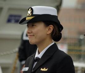 外国女兵吃瓜事件,揭秘军营里的温馨一幕