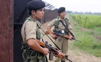 外国女兵吃瓜事件,揭秘军营里的温馨一幕