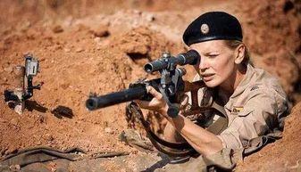 外国女兵吃瓜事件,揭秘军营里的温馨一幕